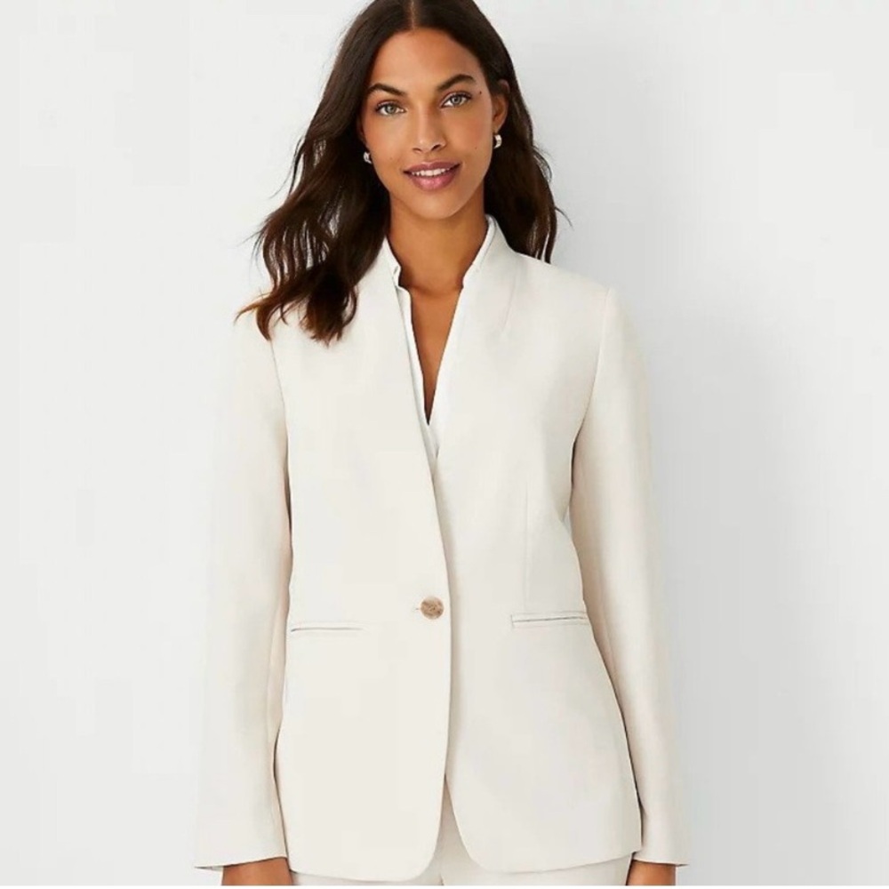 く
ANN TAYLOR The Long Collarless Blazer in Fluid Crepe SZ 6 Ivory Whisper